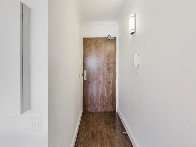 Photo - 914 Yonge St