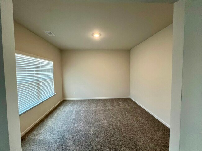 Photo - 1005 Claas Wy