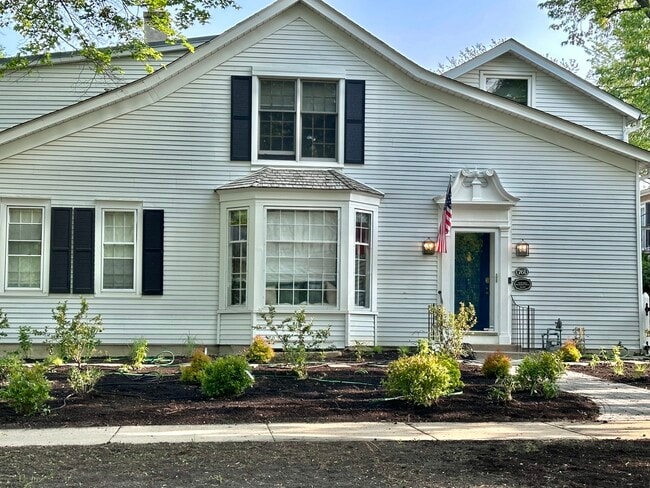 Casa de gran importancia histórica en el corazón del centro de la ciudad. - 761 Cherry St Unidad Townhome