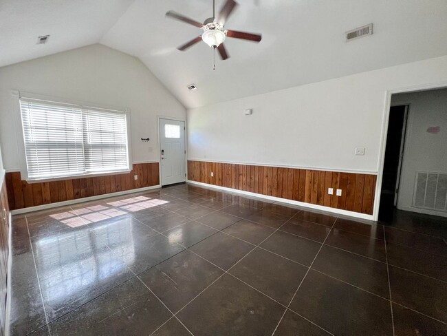 Photo - 897 Pollard Rd