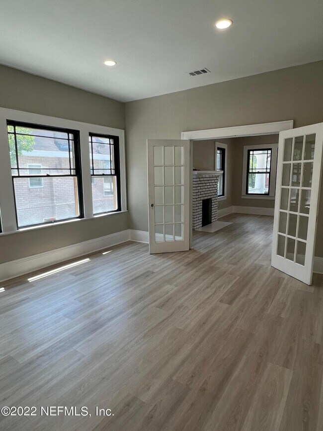 Photo - 43 W 21st St