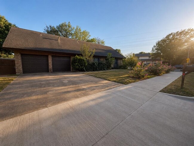 Photo - 305 Starbright Dr