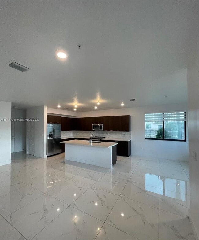 Photo - 4640 NW 84th Ave Unidad 15 Rental