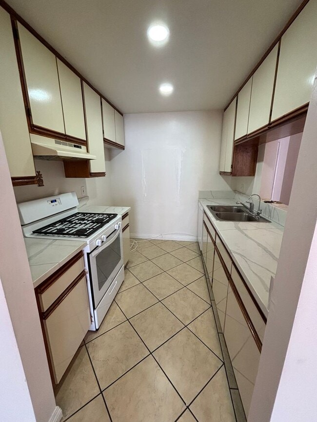 Photo - 10208 Pinewood Ave Unidad #5