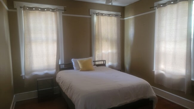 Building Photo - 146 W 6th St