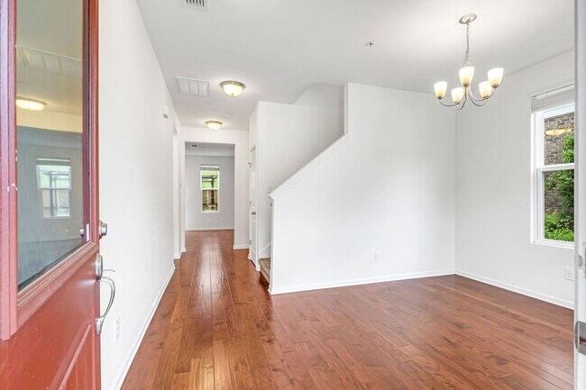 Photo - 1038 Livingstone Ln