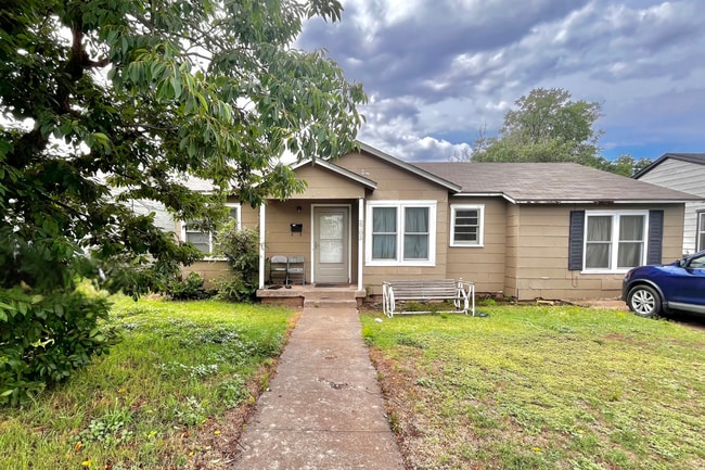 Cute 3/2 in Great Location! - Cute 3/2 in Great Location! House