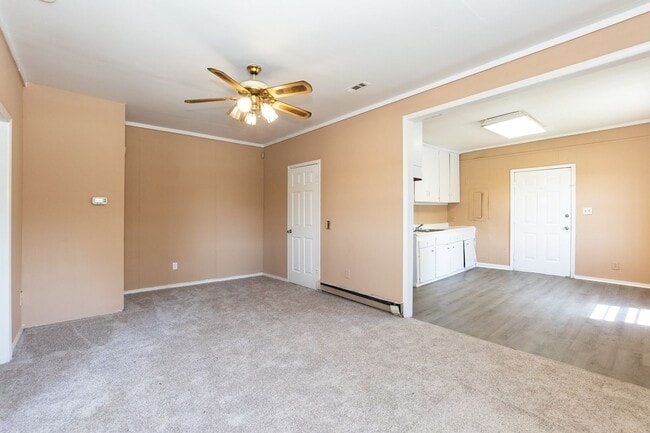 Building Photo - S Mckay Ave- Duplex Unit 909 S Mckay