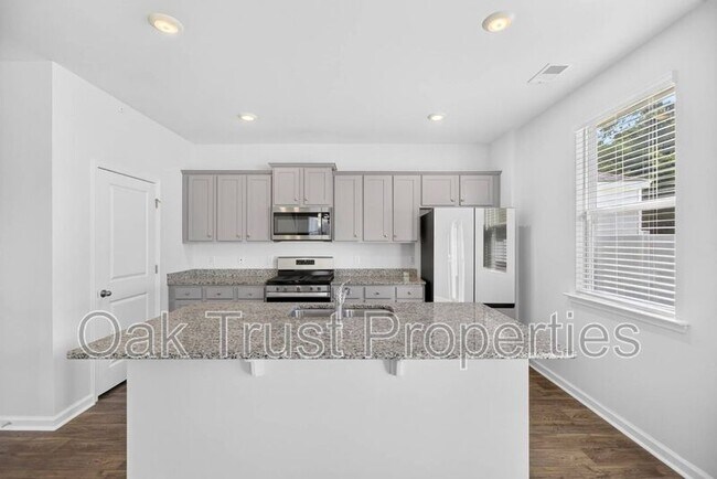 Photo - 147 Cloverleaf St