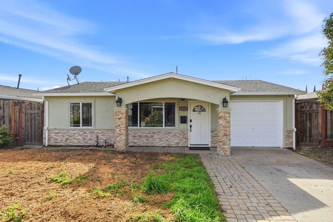 Building Photo - Sunning 3BD/3BA w/Bonus Room and Private Yard