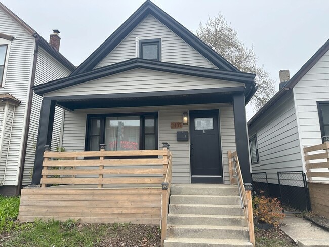 Beautifully Remodeled 2-Bedroom with Bonus... - Beautifully Remodeled 2-Bedroom with Bonus... House