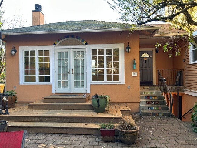 Building Photo - 2015 Franklin Ave E Unit 2