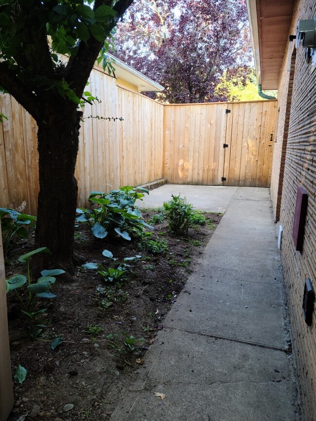 Building Photo - 5252 NE 49th Ave Rental