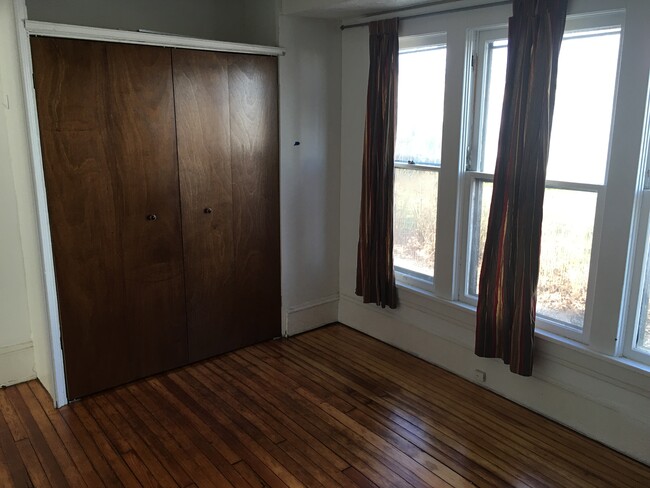 Building Photo - 1506 Garden Dr Unit 1504 Garden Drive Lower Rental