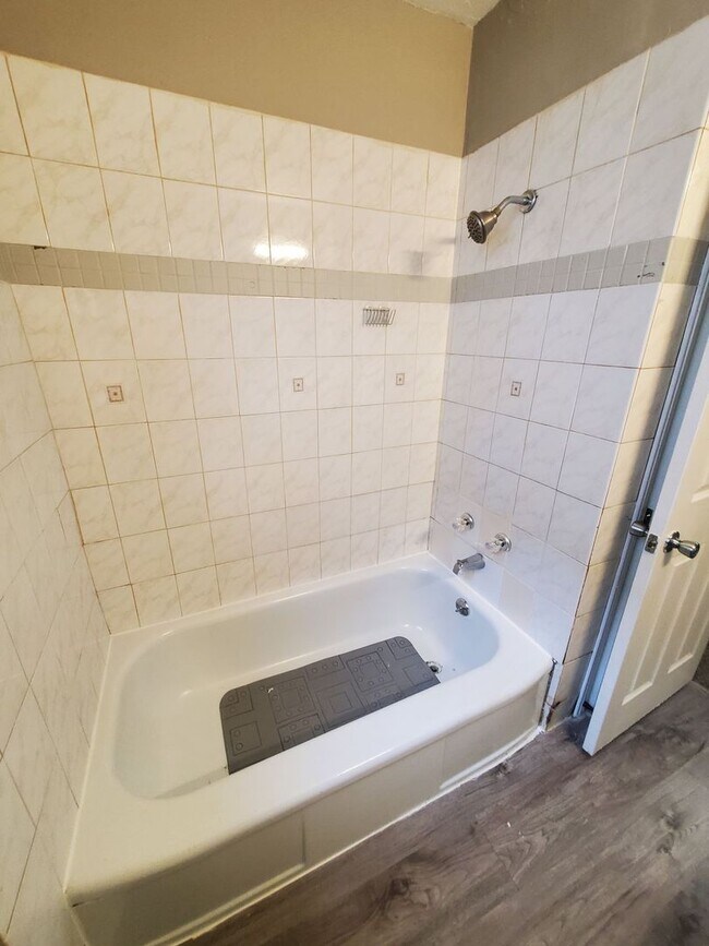 Photo - 6520-6522 W Carmen Ave. (Duplex) Unidad 6520 (Lower)