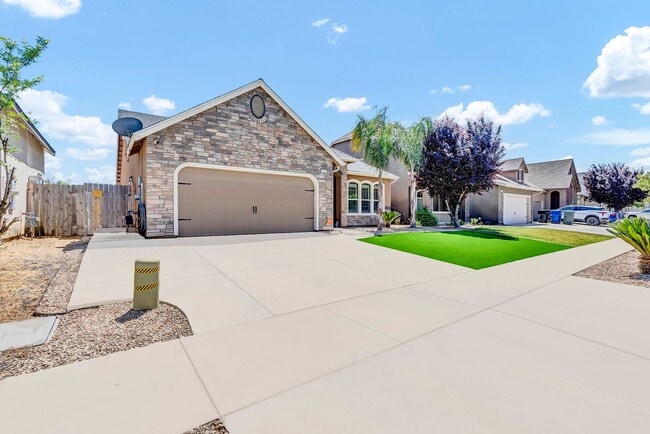 Photo - Charming 3 bedroom 2 bathroom home located in Hanford