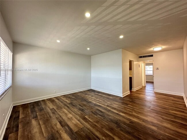 Building Photo - 2300 Madison St Unit 206