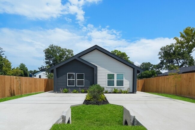 Building Photo - 8122 Double Rental
