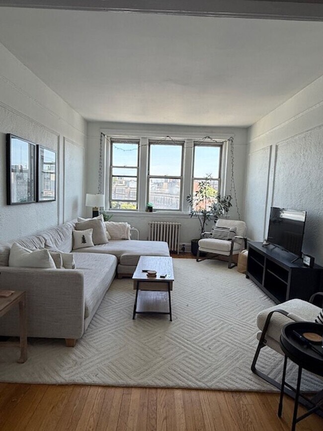 Building Photo - 2Br/1Bth, Great Locaton! Walk to T, Whole Foods, shops, restaurant, reservoir!