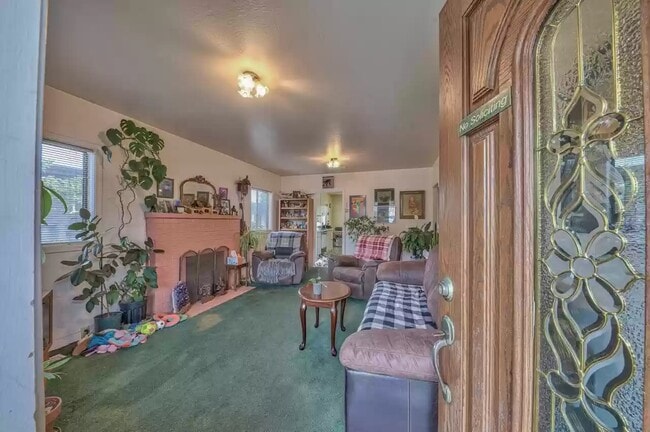 Photo - 862-872 Laine St