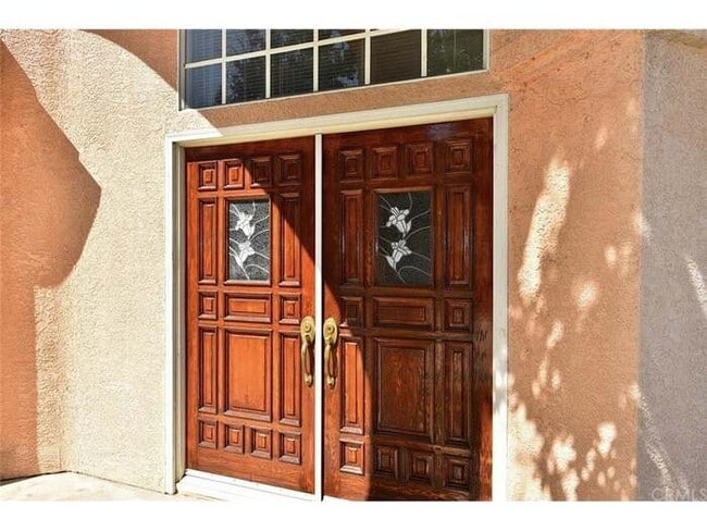 Entrada frontal con puerta doble - 915 W Arrow Hwy Unidad 5