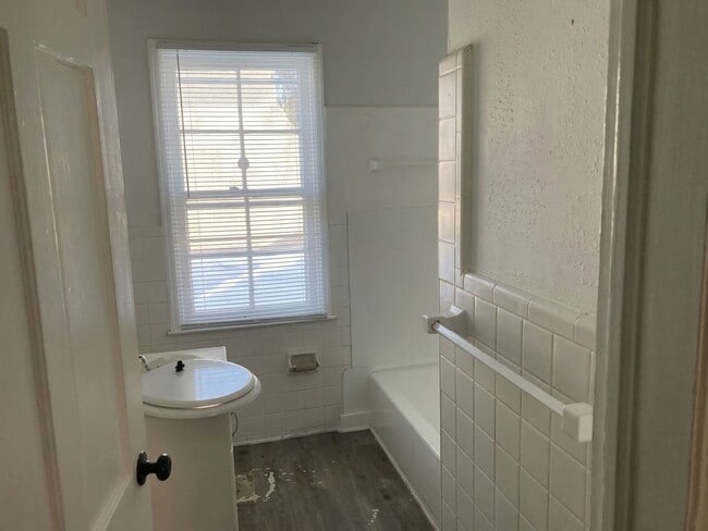 Photo - Spacious 3-bedroom, 1 bathroom Brick Home in Schulze
