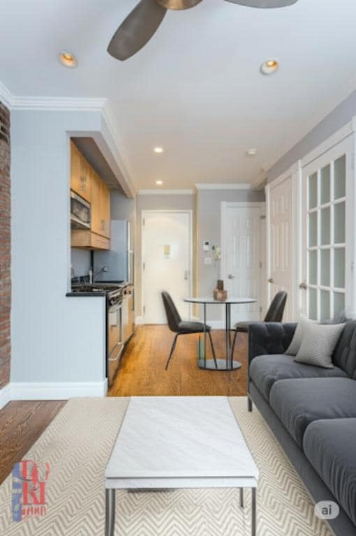 Building Photo - 424 E 9th St Rental