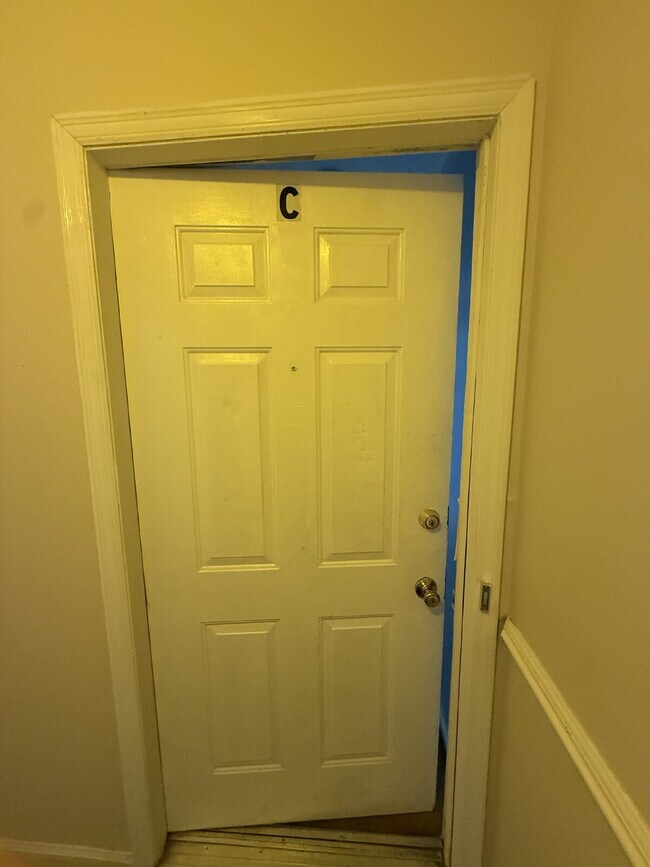 2 Bedroom 1 Bathroom Apartment in Madison Heights with off street parking.