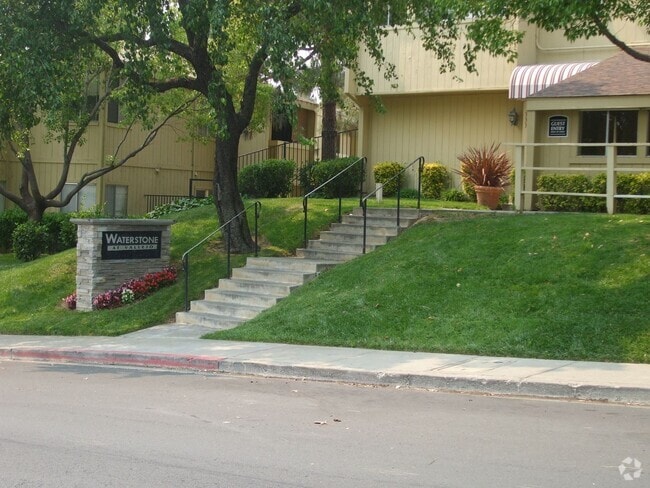 Building Photo - 1333 N Camino Alto Unit 1333 N. Camino Alto #244 Rental