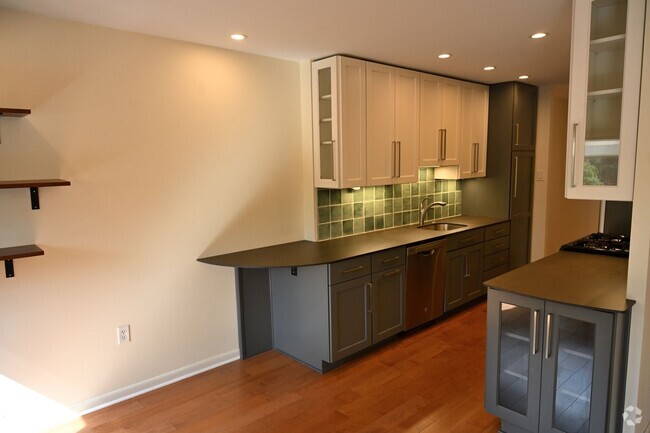 Building Photo - 2 Bedroom, 2 Bath Just listed in the Oak H... Rental