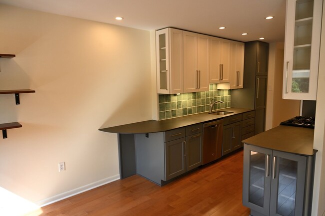 2 Bedroom, 2 Bath Just listed in the Oak H... - 2 Bedroom, 2 Bath Just listed in the Oak H... Rental