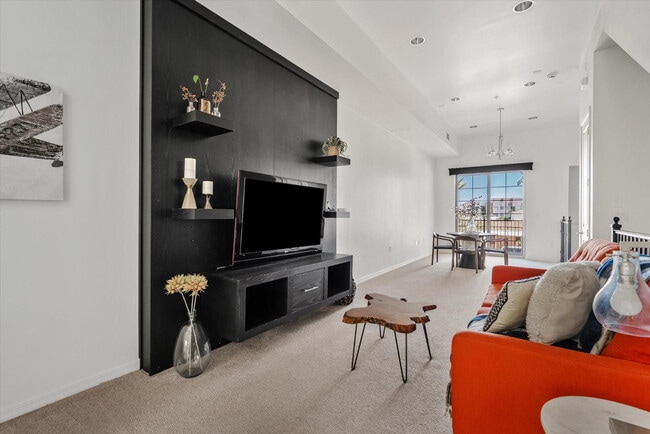 Photo - 421 W 6th St