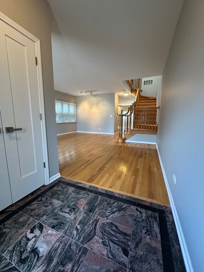 Vestíbulo y armario de entrada - 724 N Willard Ct Unidad 2