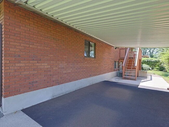 132 S Larkin Ln