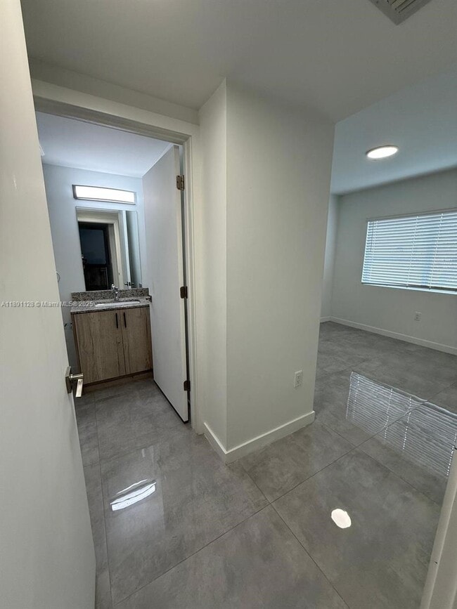 Photo - 14752 NE 6th Ave Unidad 307