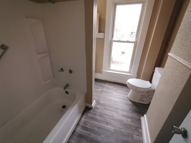 Photo - 925 W 5th St Unit 3