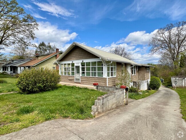 Building Photo - Charming 2 Bedroom Home - All utilities in...