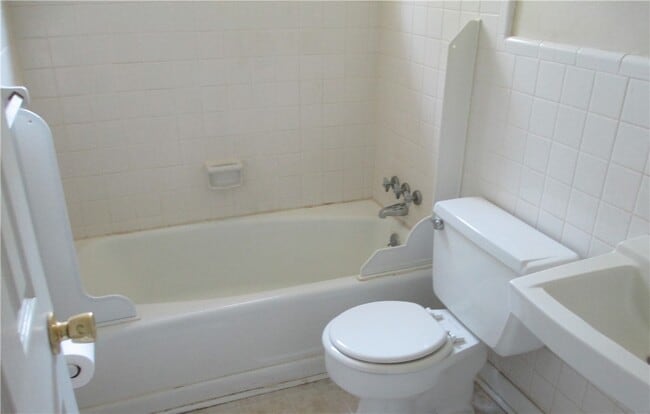 Photo - 216 Lacustrian Ln