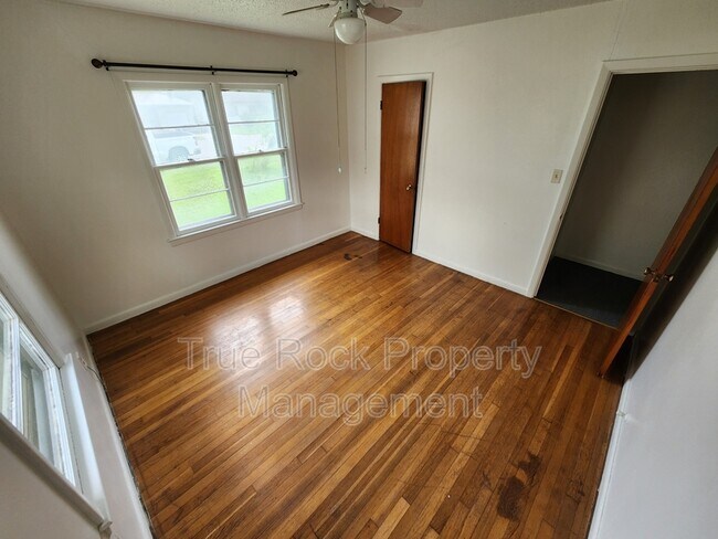 Photo - 424 W 1st St