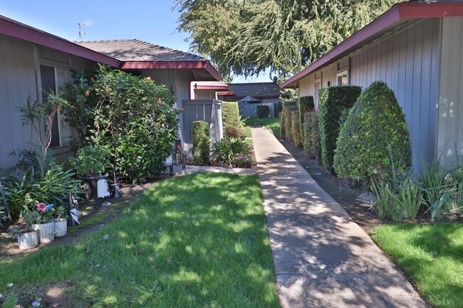 Building Photo - 4504 N Valentine Ave Unit 123 Rental