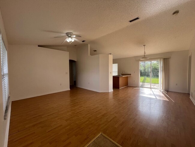Photo - Super Cute 3 Bedroom 2 Bath in Great Locat...