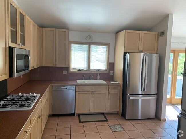 Building Photo - 227 N Main St Unit Above Salon Rental