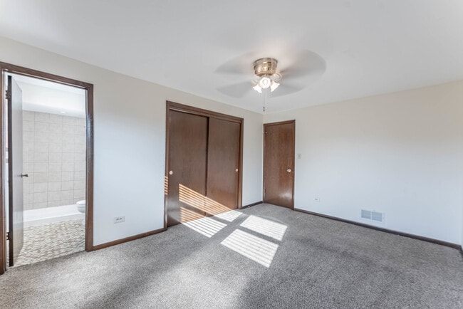 Photo - 7560 Banks St