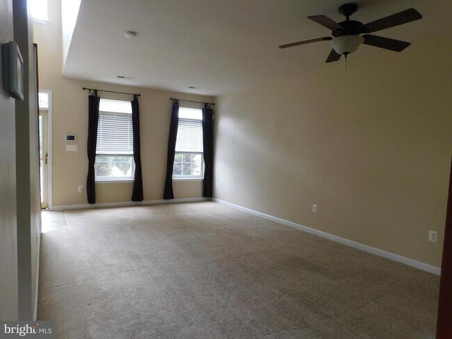 Photo - 402 Kintyre Ln