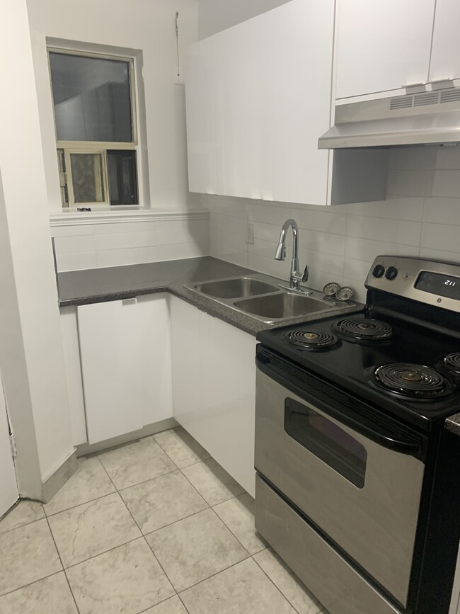 Photo - 1475 King St W