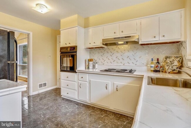 Photo - 6048 Rossmore Dr