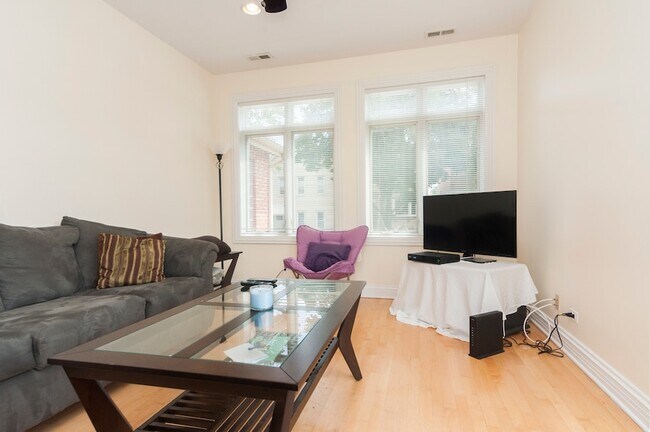 Photo - 2416 N Greenview Ave Unidad 2 Rental