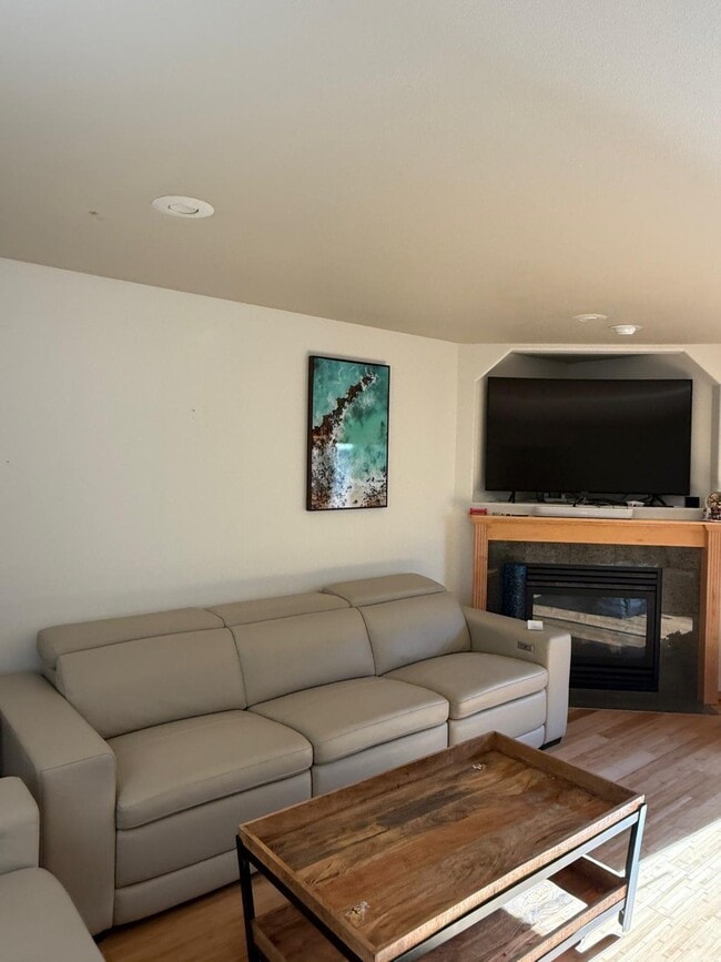 Photo - 320 Zillah Pl SE