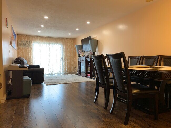 Living room - 379 Huse Rd Unidad 37