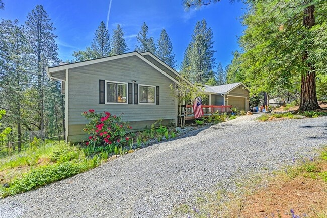 Building Photo - FOR RENT: Cozy Foresthill 3 bedroom 2 bath.